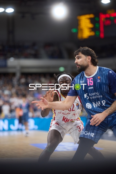 Verteidigung von Marcel Keßen (15; MLP Academics Heidelberg) gegen Charles Thompson (32; Würzburg Baskets)