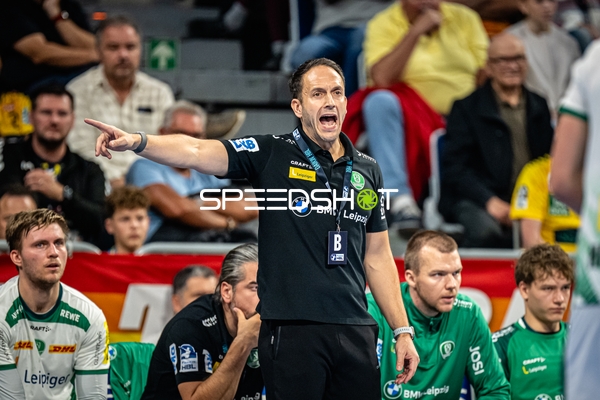 Raul Alonso (Trainer; SC DHfK Leipzig) gibt Anweisungen