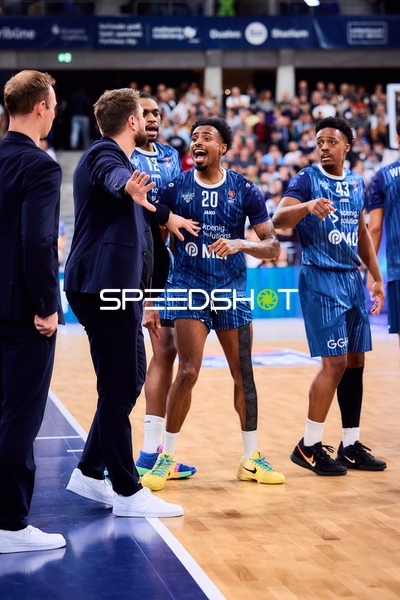 Michael Weathers (20; MLP Academics Heidelberg) diskutiert mit Trainer