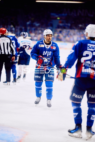 Diskussion auf dem Eis bei Adler Mannheim gegen Eisbären Berlin