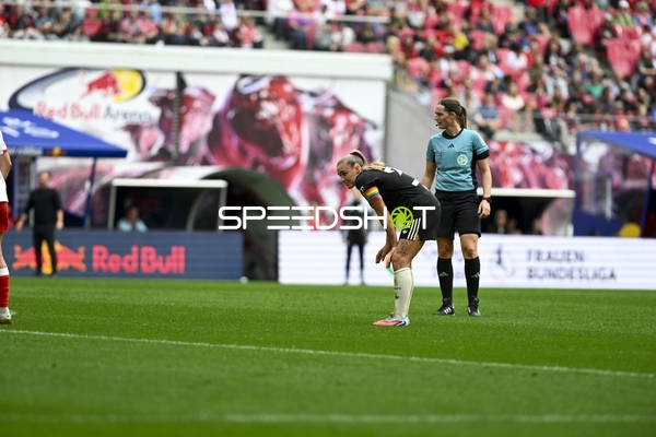 Spielszene mit Georgia Stanway (31; FC Bayern Frauen 1)