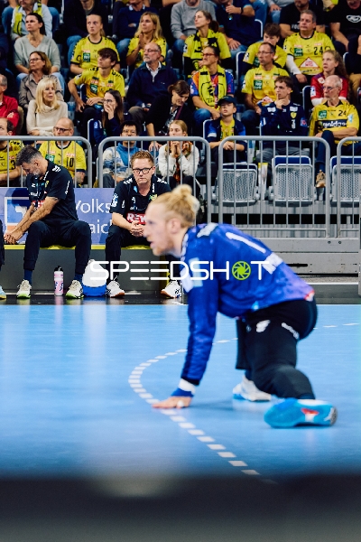 Ein Spieler des HSV Hamburg kniet auf dem Spielfeld.
