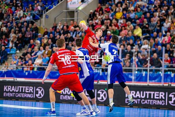 Fabian Wiederstein (18, SG BBM Bietigheim) wirft unter Druck