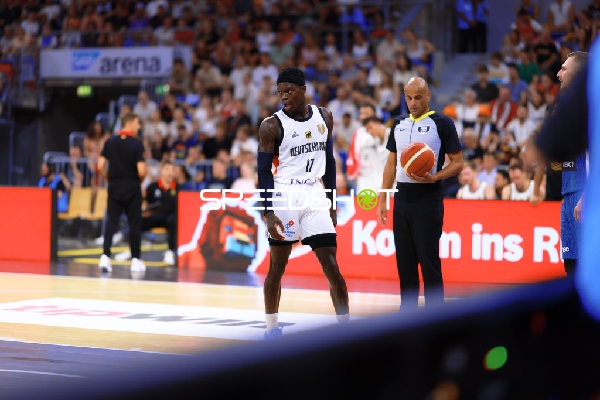 Dennis Schröder (17; Deutschland) in Position