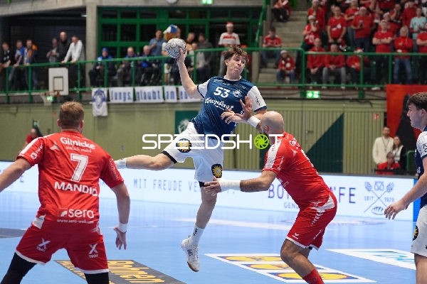 Soeren Steinhaus (53; Bergischer HC) im Sprungwurf gegen David Mandić (7; MT Melsungen)