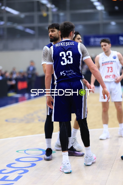 Ryan Mikesell (33; MLP Academics Heidelberg) und Frantisek Rylich (73; Basketball Nymburg) auf dem Spielfeld