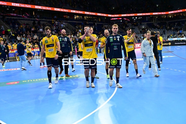 Spieler von Rhein Neckar Löwen applaudieren