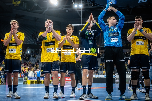 RNL Spieler applaudieren