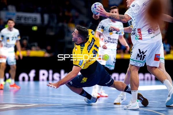 Jannik Kohlbacher (80; Rhein Neckar Löwen) wirft aufs Tor