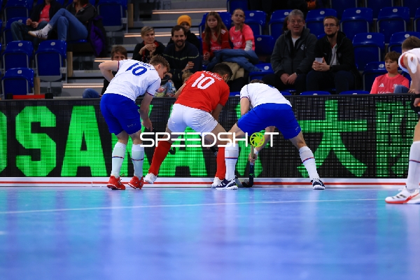 Zweikampf um den Ball bei EuroHockey Indoor Championship 2026