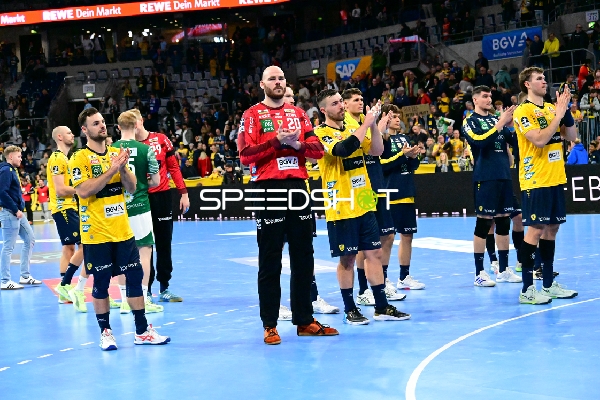 Spieler Mike Jensen (20; Rhein Neckar Löwen) klatschen nach Spiel