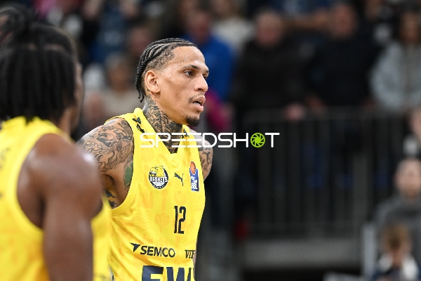 Michale Kyser (12; EWE Baskets Oldenburg) in Aktion