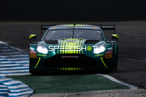 Rennfahrzeug auf der Rennstrecke