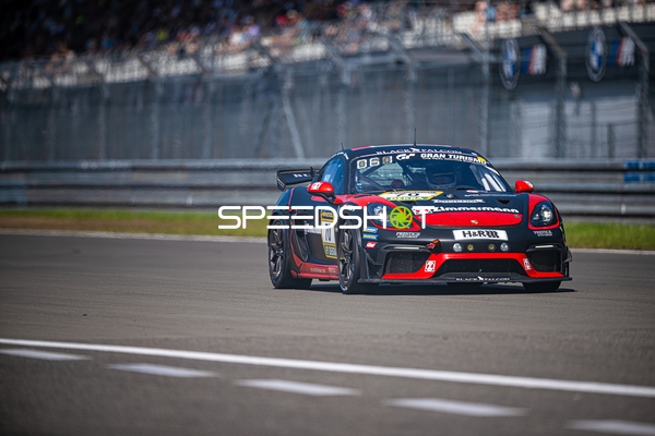 Rennfahrzeug auf der Strecke