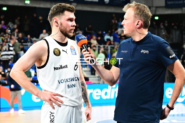 Ferdinand Zylka (6; Basketball Löwen Braunschweig) bei Interview