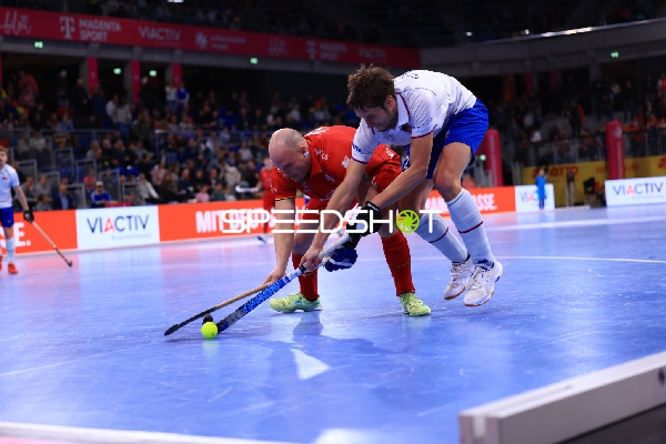 Martin SEEMANN (22; Tschechien) und Dorian THIERY (2; Belgien) im Duell um den Ball