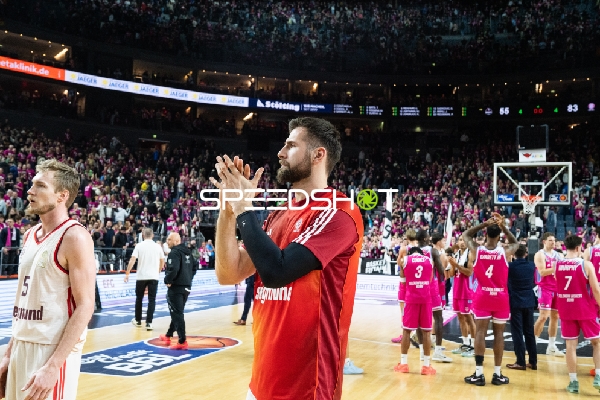 Szene mit Leon Kratzer (8; FC Bayern Basketball) und Niels Giffey (5; FC Bayern Basketball)