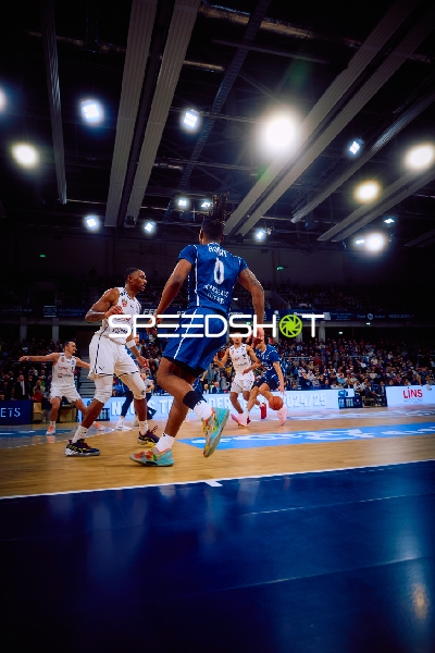 Ein Spieler von MLP Academics Heidelberg dribbelt den Ball Richtung Korb.