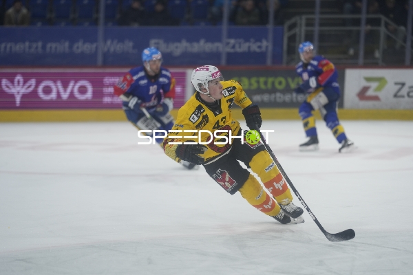 Alain Graf (43; SC Bern) mit Puck