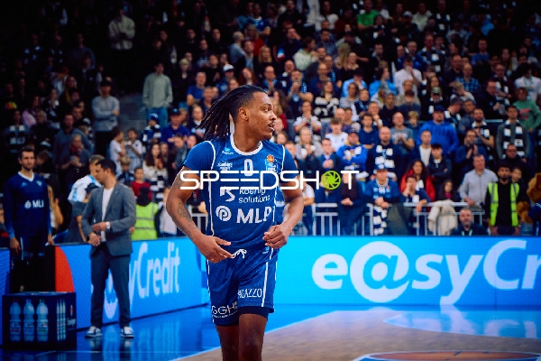 Spieler der MLP Academics Heidelberg läuft auf dem Spielfeld.