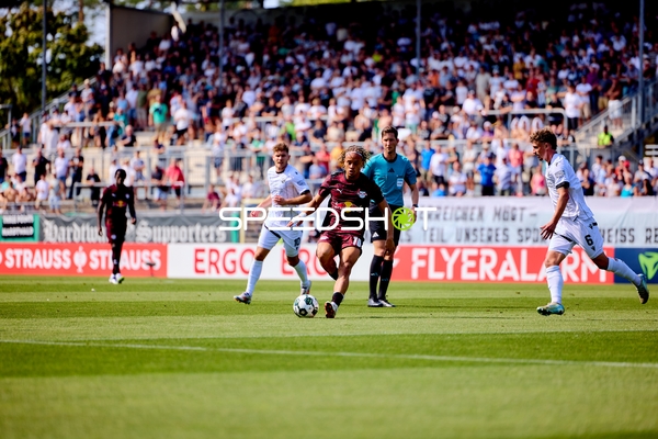 Ballaktion Xavi Simons (10; RB Leipzig) gegen Jahn Herrmann (10; SV Sandhausen) und Niklas Tarnat (6; SV Sandhausen)