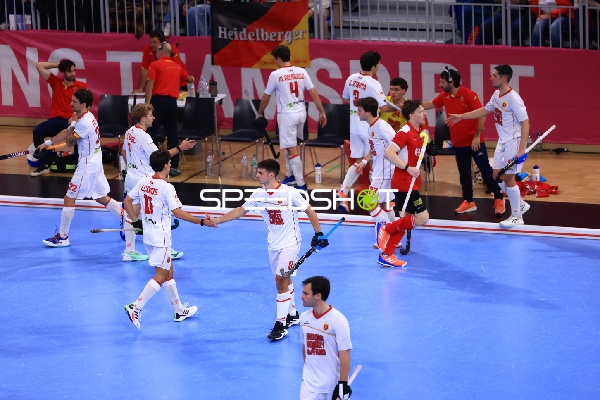 Pablo ROMAN (8; Spanien) und Ignacio COBOS (11; Spanien) begrüßen sich