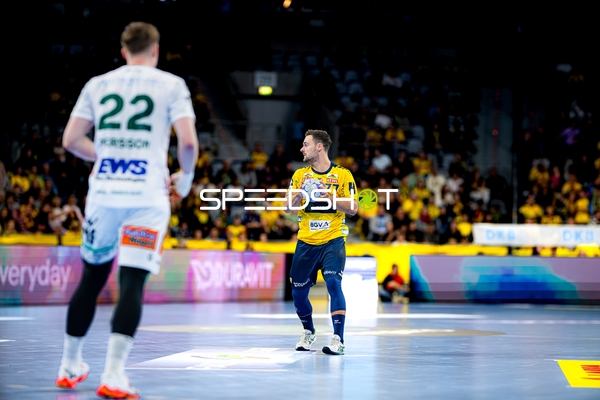 Dani Baijens (77; Rhein Neckar Löwen) mit Ballbesitz