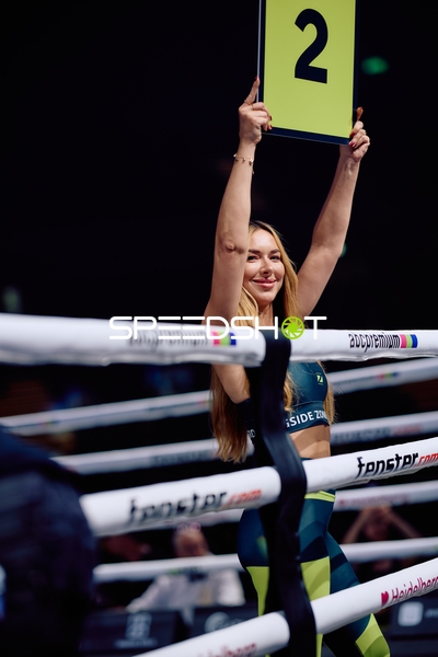 Ringmädchen zeigt Runde 2