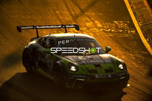 Rennfahrzeug auf der Rennstrecke