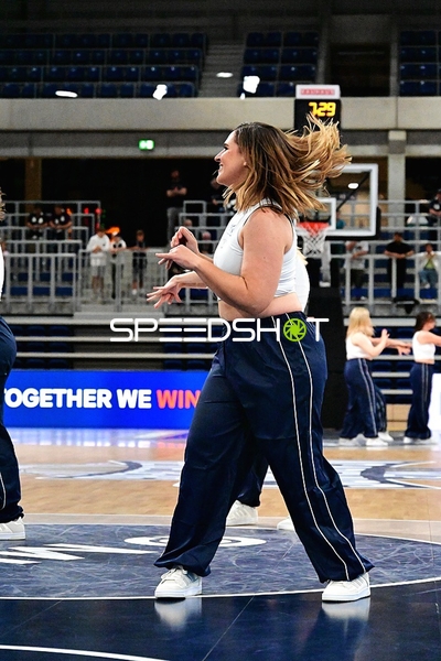 Cheerleader tanzen auf Court