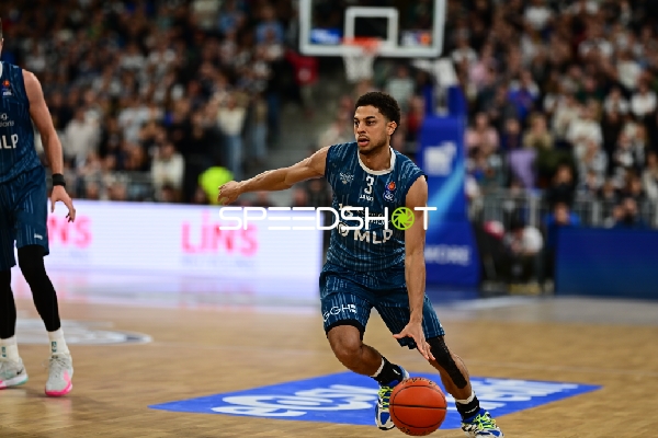 Kevin McClain (3; MLP Academics Heidelberg) mit Ball in Aktion