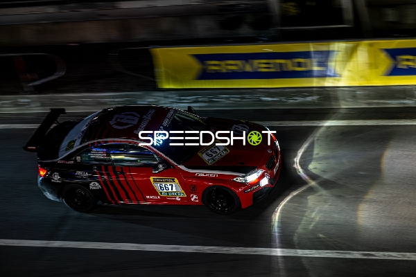 Rennfahrzeug in der Boxengasse