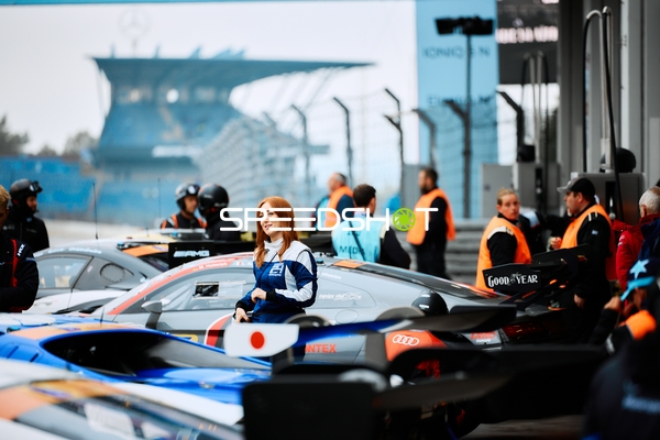 Boxenstopp mit Scherer Sport PHX (1): Christopher Haase, Luca Ludwig und Juta Racing (8): Alexey Veremenko, Elia Erhart, Frank Stippler, SELV