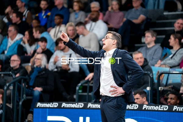 Christopher Clemons (3; EWE Baskets Oldenburg) am Spielfeldrand