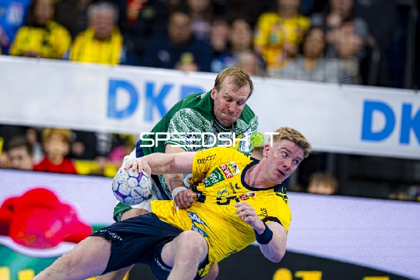 Zweikampf um den Ball zwischen Haukur Thrastarson (25; Rhein Neckar Löwen) und Max Darj (5; Füchse Berlin)