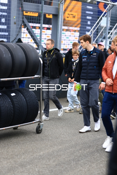 Teammitglieder im Fahrerlager