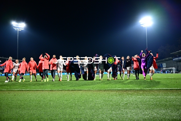 Spielerinnen feiern gemeinsam