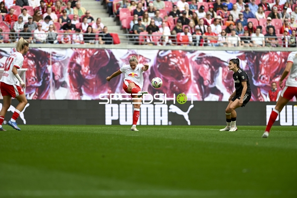 Spielszene mit Ballkontakt