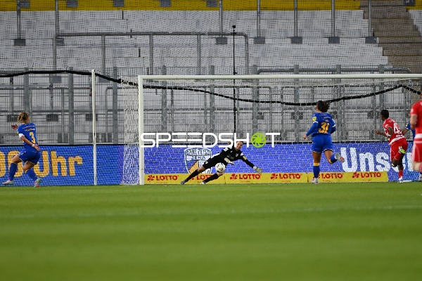 Parade und Schuss aufs Tor