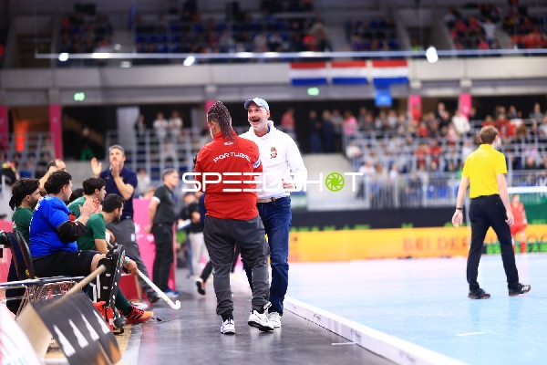 Trainer im Austausch am Spielfeldrand