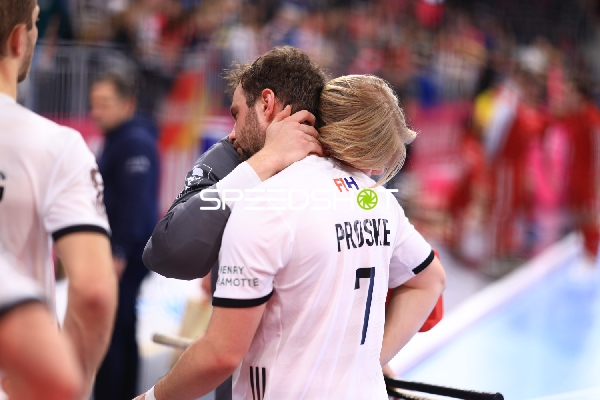 Nicolas Proske (7; Deutschland) in Umarmung