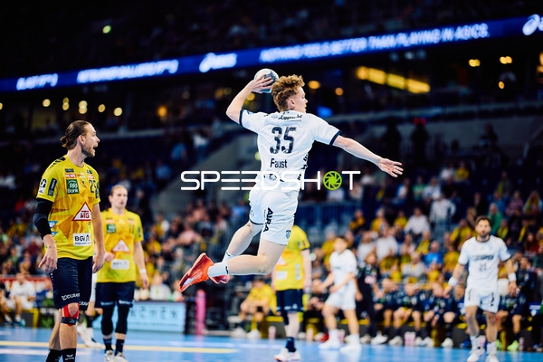 Dynamischer Sprungwurf von TBV Lemgo Lippe Spieler