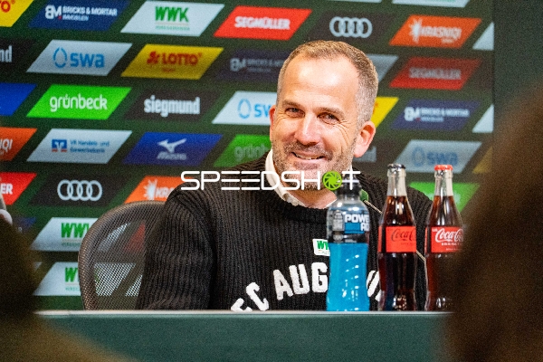 Trainer Manuel Baum bei Pressekonferenz