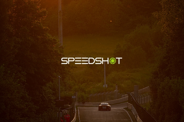 Fahrzeug #76 auf der Rennstrecke