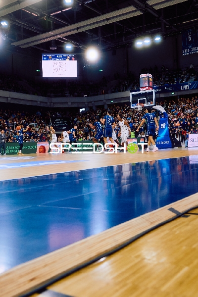 Ein Spieler der MLP Academics Heidelberg versucht, zum Korb zu kommen.