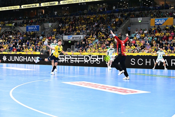 David More bereitet Wurf aufs Tor vor