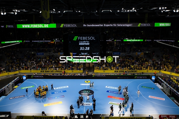 Teams nach Spielende auf dem Spielfeld