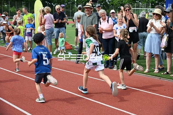 Kinder laufen beim TVE Sommerlauf