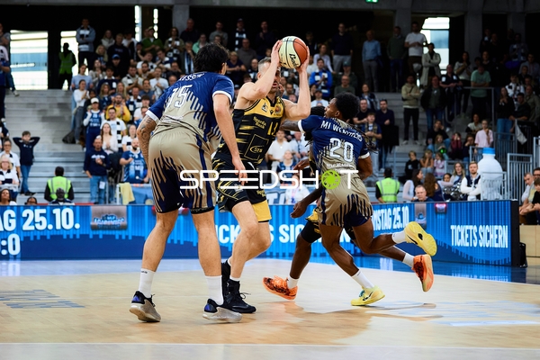 Jonas Wohlfarth-Bottermann (18; MHP Riesen Ludwigsburg) verteidigt gegen Marcel Keßen (15; MLP Academics Heidelberg)