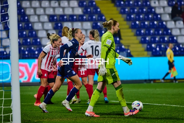 Torwart mit Ball am Fuß